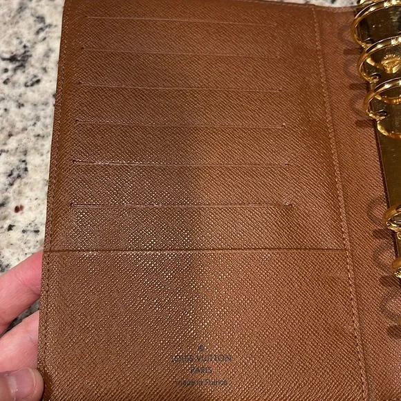 Medium Ring Agenda Cover - Picture 2 of 16